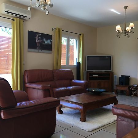 House With 5 Rooms In Etang Sale, With Wonderful Mountain View, Enclos Екстериор снимка