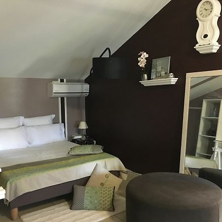 House With 5 Rooms In Etang Sale, With Wonderful Mountain View, Enclos Екстериор снимка