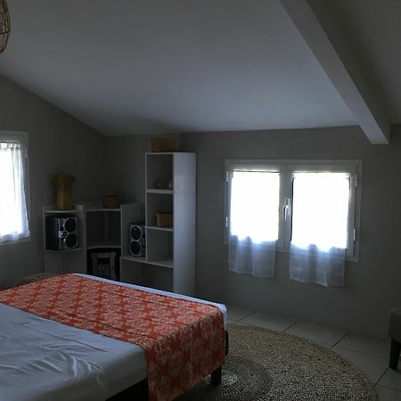 House With 5 Rooms In Etang Sale, With Wonderful Mountain View, Enclos Екстериор снимка