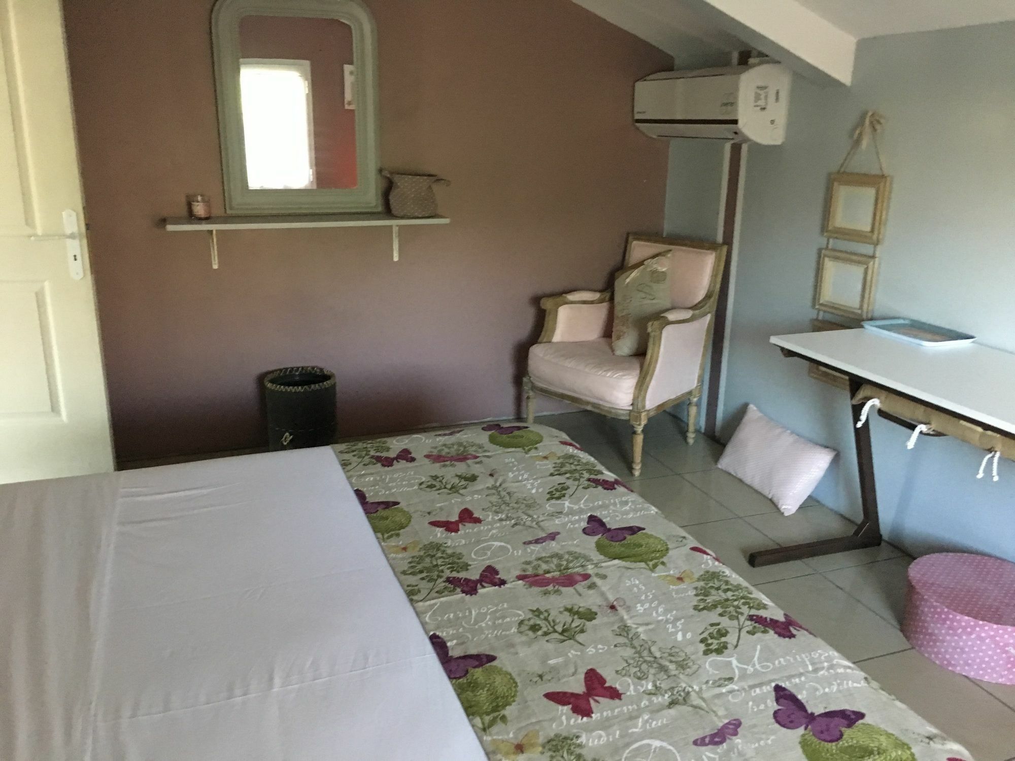 House With 5 Rooms In Etang Sale, With Wonderful Mountain View, Enclos Екстериор снимка