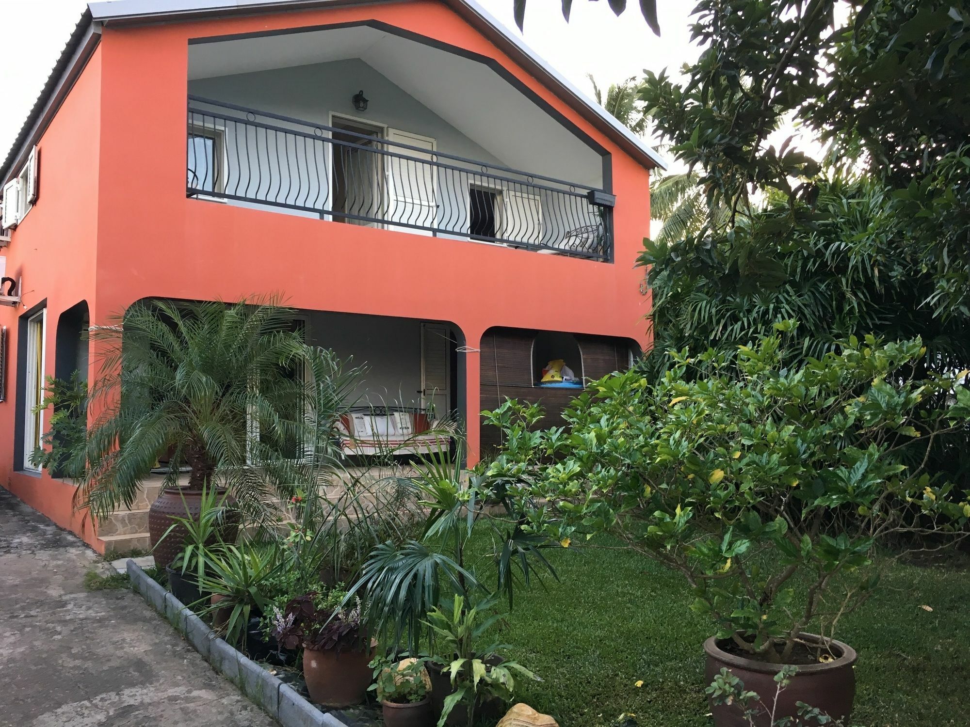 House With 5 Rooms In Etang Sale, With Wonderful Mountain View, Enclos Екстериор снимка